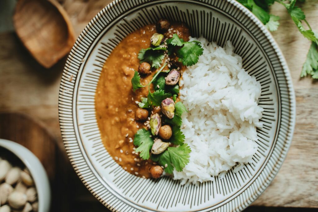 Dahl de lentilles vertes à la tomate et au curry